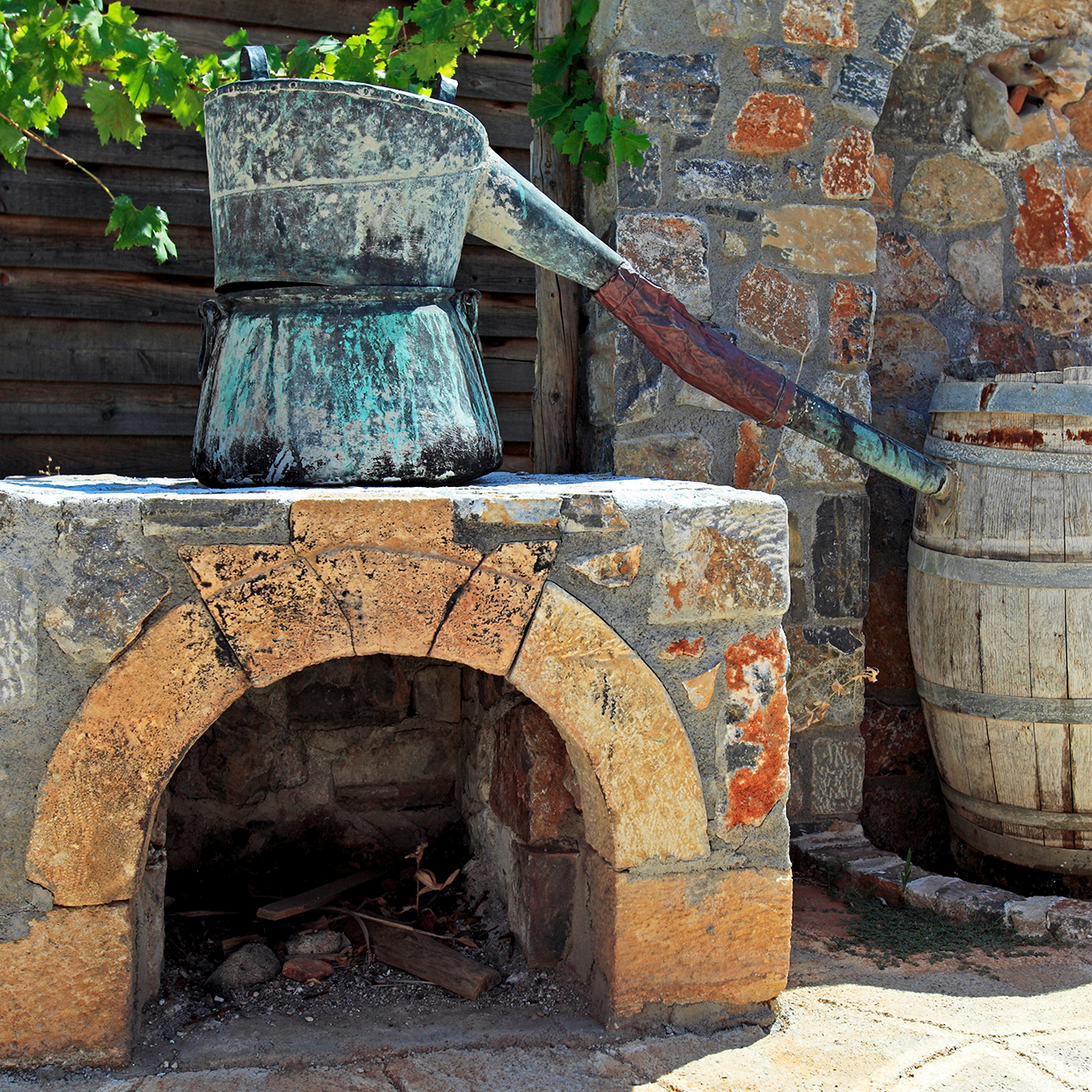 Kazan alambic chaudron Tsikoudia Raki Crète