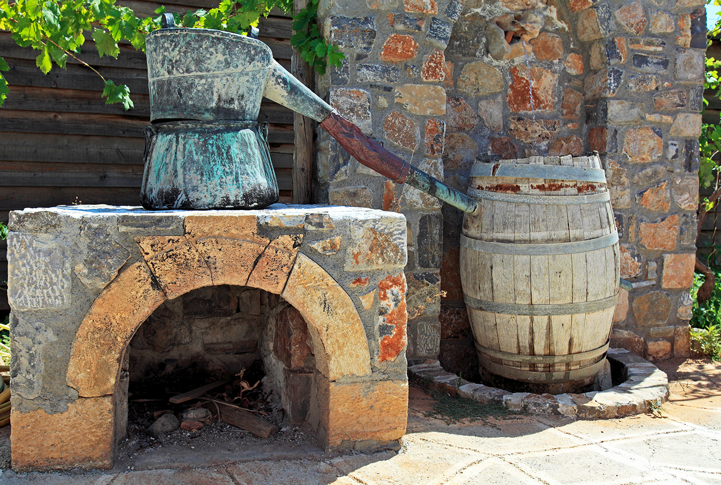 Kazan alambic chaudron Tsikoudia Raki Crète